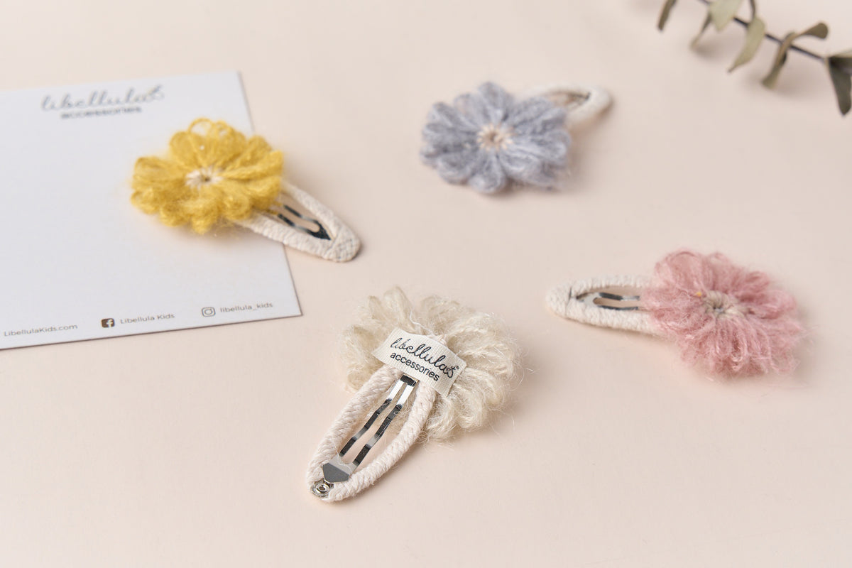 Libellula - Flower-shaped roof hair clip made from wool