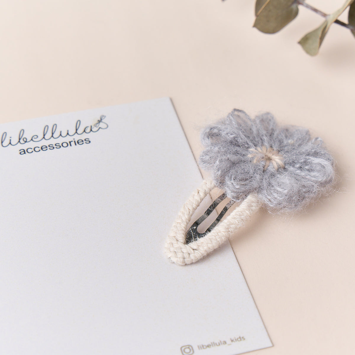 Libellula - Flower-shaped roof hair clip made from wool